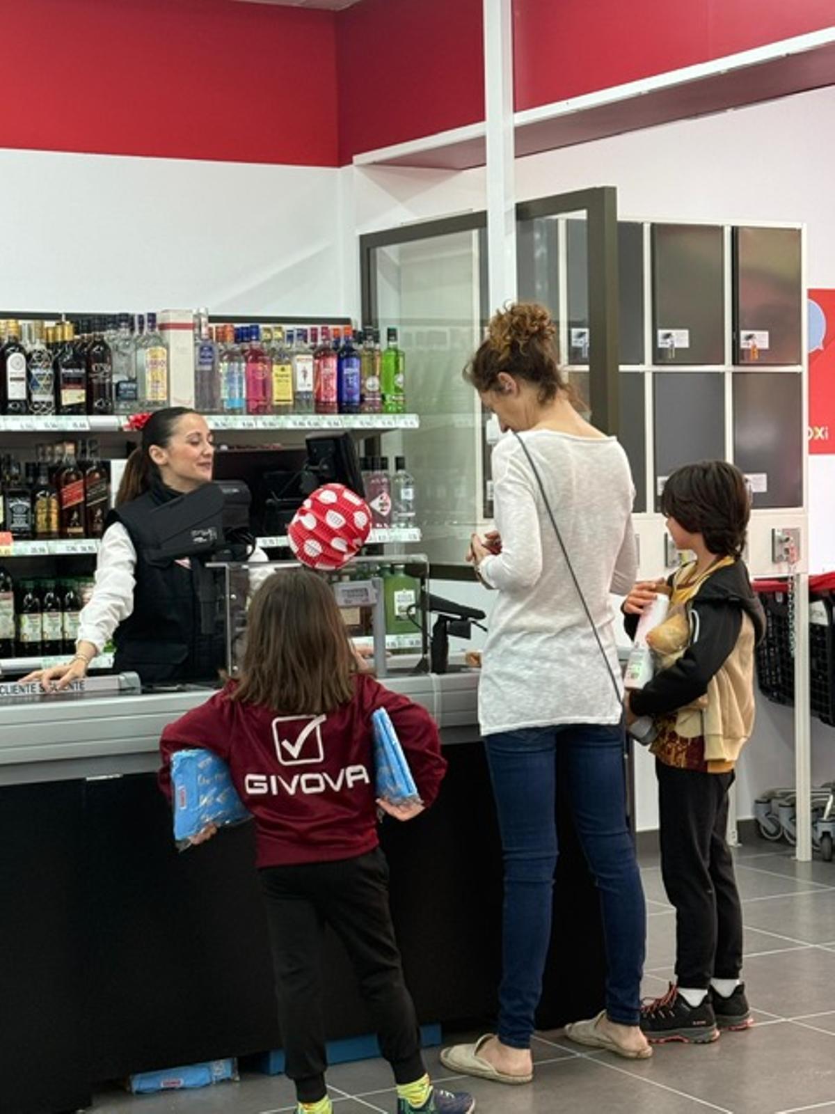 Primer clientes en la nueva tienda Proxi en Distrito Levante