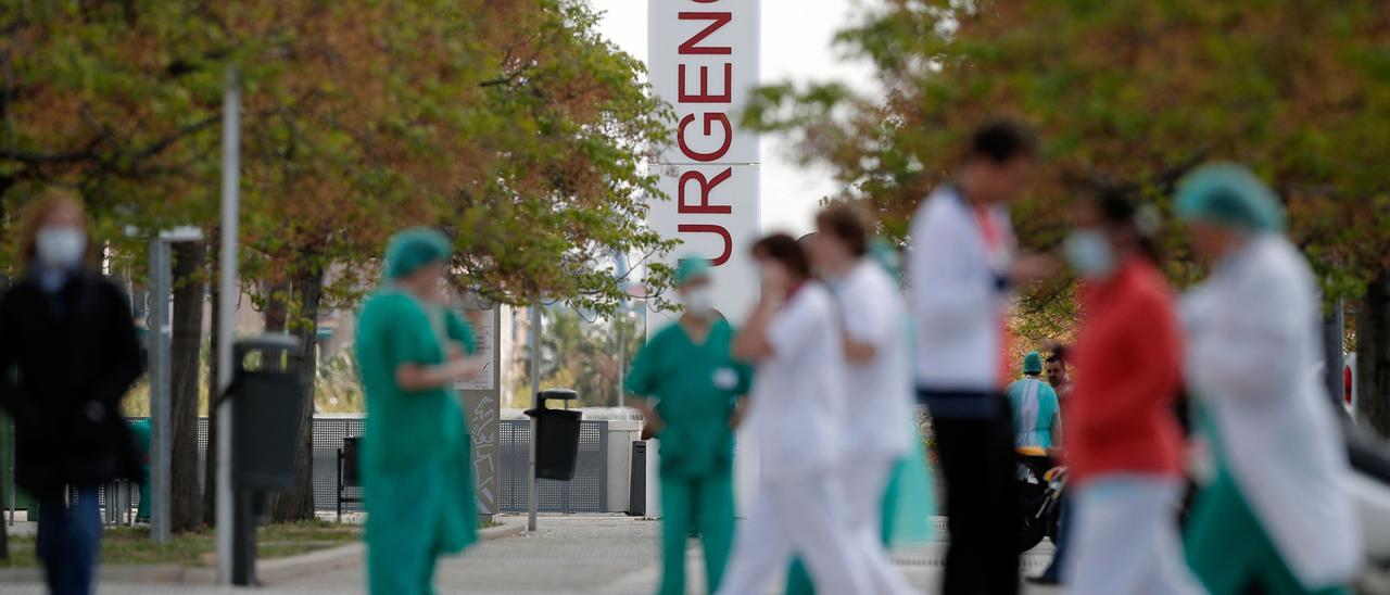 Personal sanitario a las puertas de un hospital de la Comunidad Valenciana