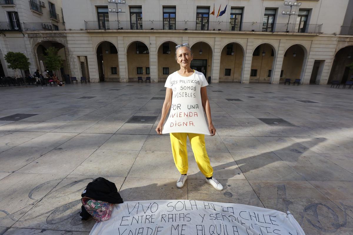 Amor García, en la plaza del Ayuntamiento de Alicante este miércoles.