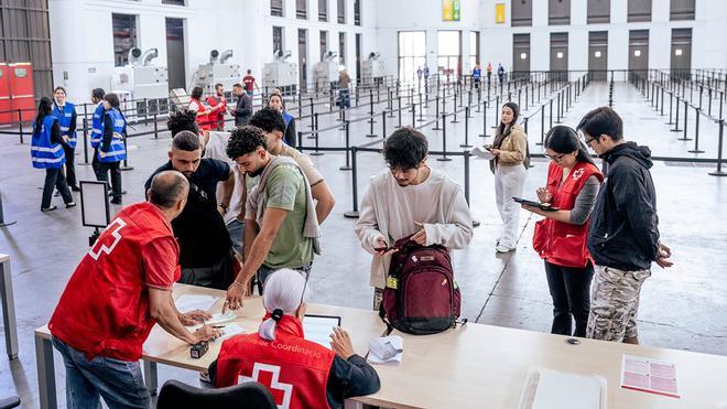 Primer día de asesoramiento para la regularización extraordinaria en la Fira de Montjuïc