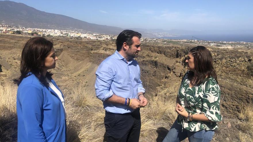 Águeda Fumero y Manuel Fernández, consejeros insulares del PP, y Carmen Luisa Castro (d), portavoz local del PP.