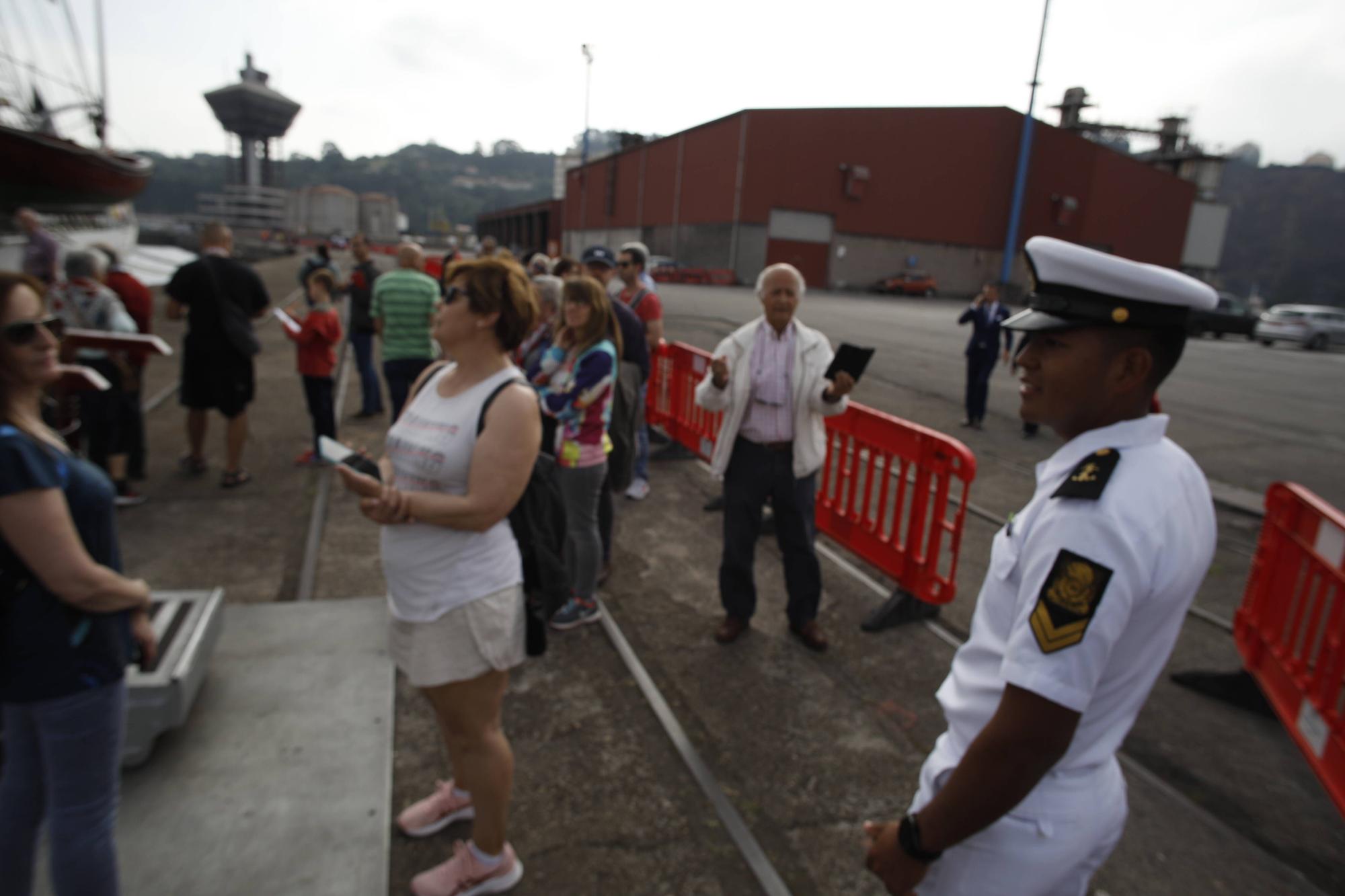 En imágenes: Colas en el puerto de Gijón para visitar el buque escuela de la Armada de México