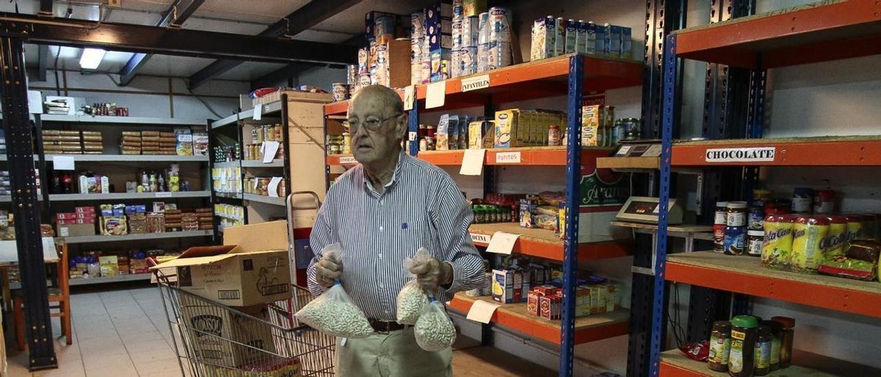 El fundador del Banco de Alimentos de Vigo, Tito Badía, en la nave de almacenamiento.