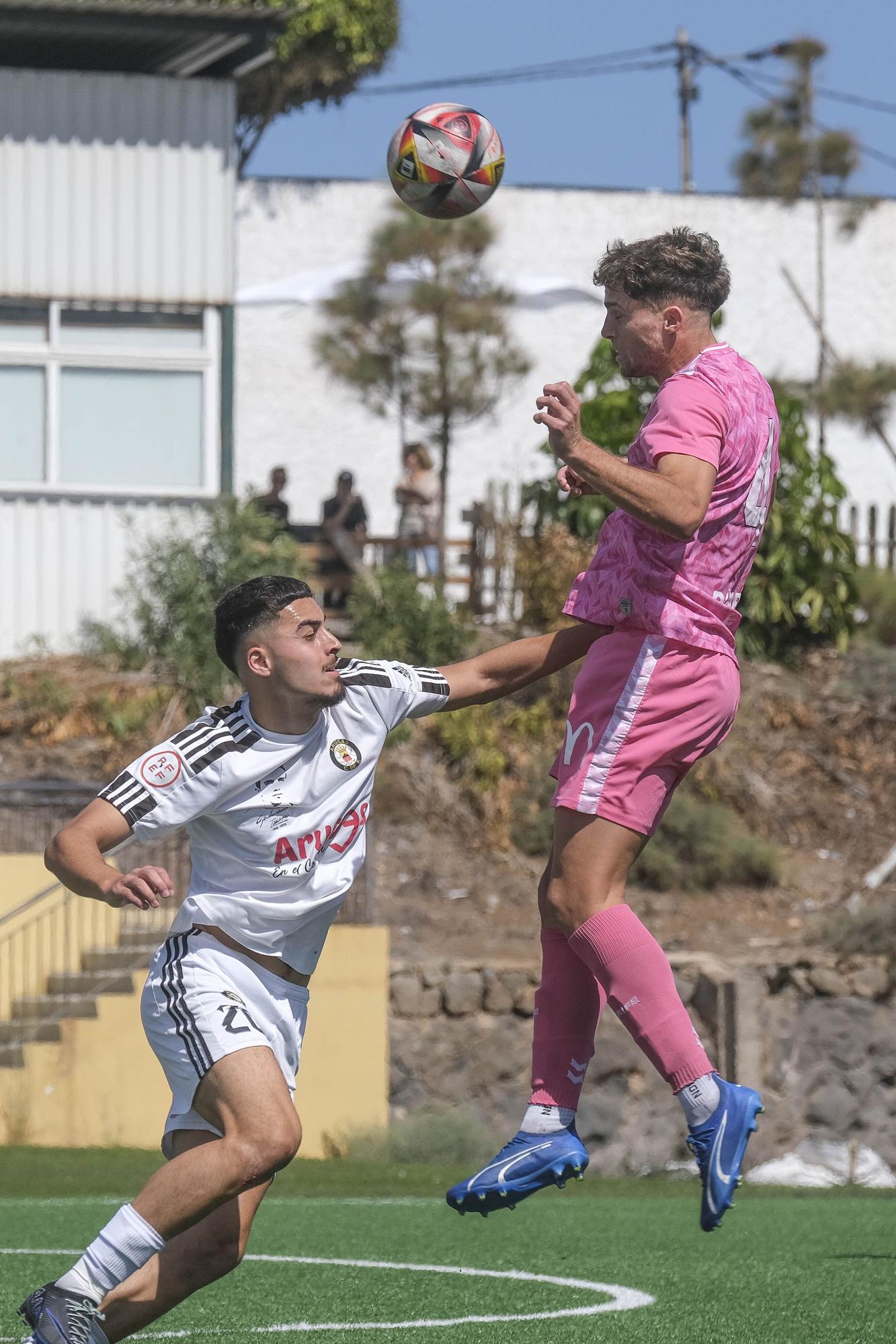 Imágenes del encuentro disputado por el Arucas y el CD Tenerife B, de Tercera División.