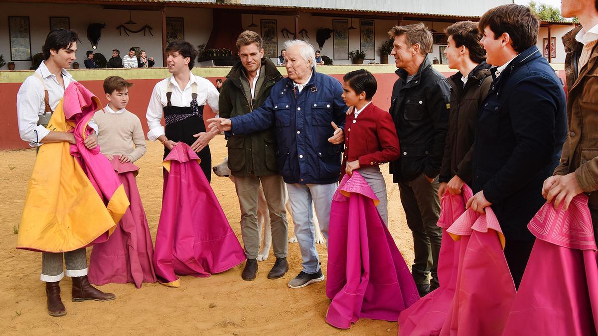 Manuel Benítez, en el centro junto a sus hijos Julio y Manuel, y alumnos de la Escuela Taurina de Córdoba.