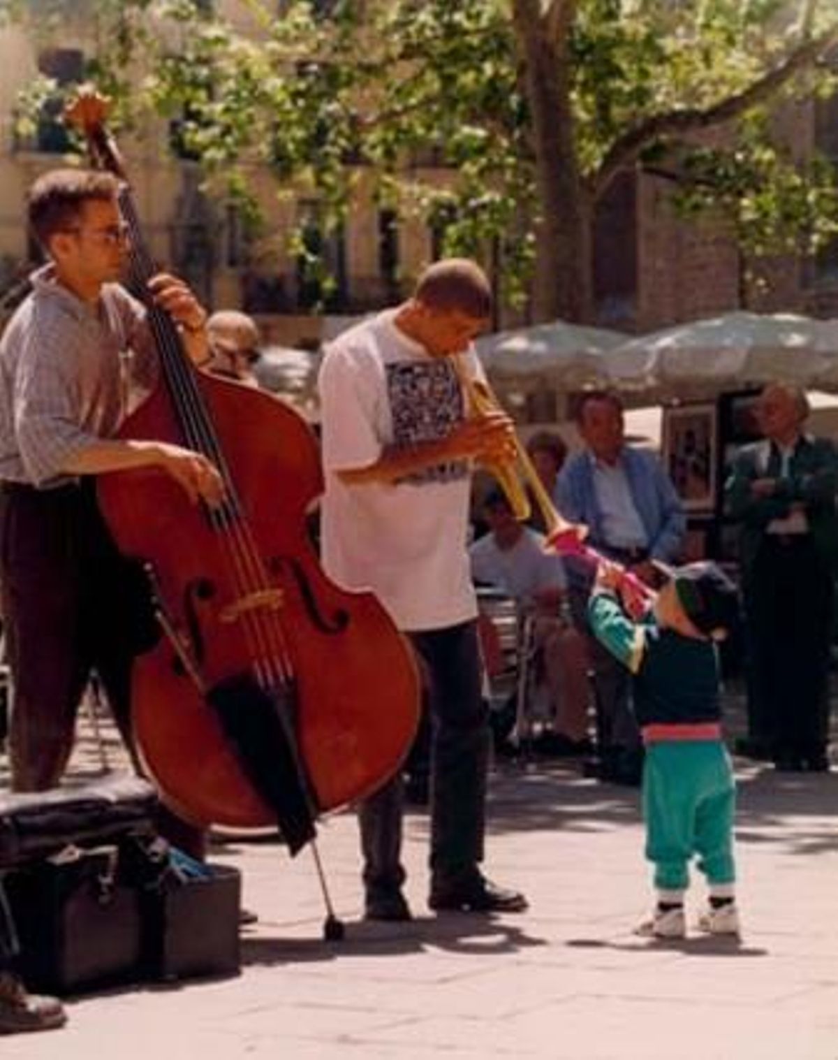 MÚSICS A LA PLAÇA DE SANT JOSEP ORIOL.El turisme ha canviat gran part del paisatge humà de Ciutat Vella.
