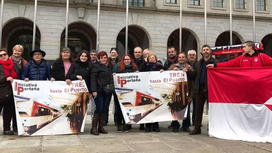 Medio centenar de vecinos reclama en Madrid el tren de pasajeros al Port