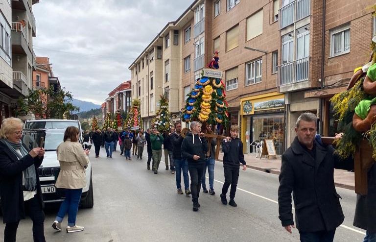 En Posada de Llanes, los panes del ramu vuelan por La Candelaria: "Hay que andar rápido"