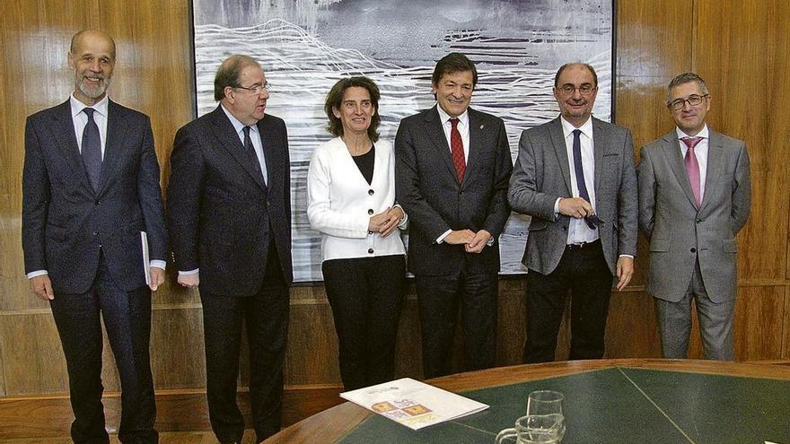 José Domínguez, Juan Herrera, Teresa Ribera, Javier Fernández, Javier Lambán y Hugo Morán, ayer.