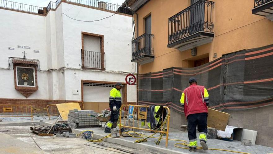 Operarios adoquinan la zona donde se localizó una antigua ermita. | MÒNICA MIRA