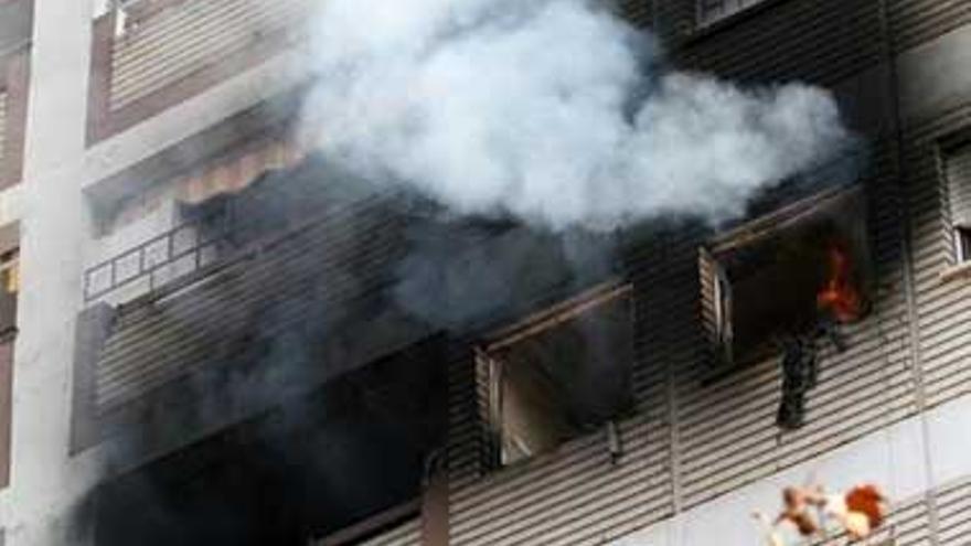 Los bomberos rescatan a una mujer y su hijo en un aparatoso incendio en el centro