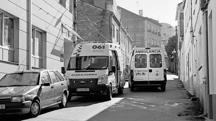 Las ambulancias del 061 y de Protección Civil, ayer, ante el colegio.  // Bernabé/Luismy