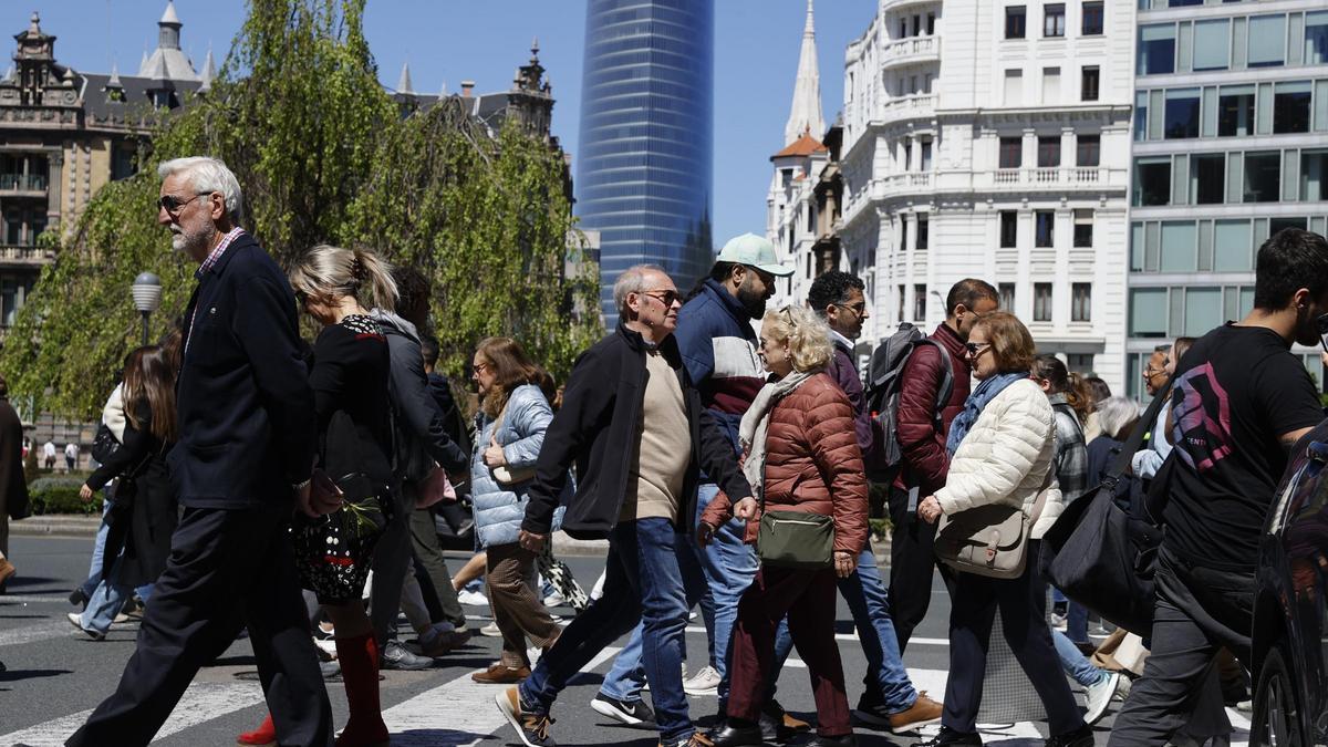 Ciudadanos cruzan un paso de cebra en Bilbao este sábado en la jornada de reflexión de cara a las elecciones vascas.
