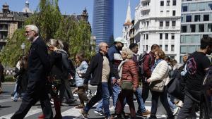 Ciudadanos cruzan un paso de cebra en Bilbao este sábado en la jornada de reflexión de cara a las elecciones vascas.