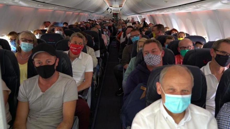 Im Flugzeug nach Mallorca müssen Touristen weiterhin eine Maske tragen.