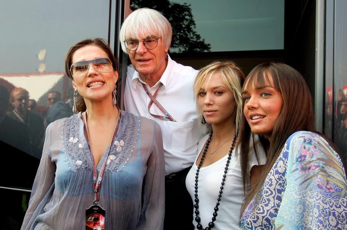 El exjefazo de la F1, el británico Bernie Ecclestone, junto a su esposa, la croata Slavica y sus hijas Tamara y Petra, en Monza (Italia), en 2005.