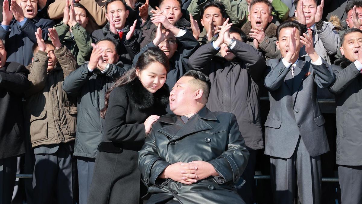 Kim Jong-un con su hija, en unas maniobras militares