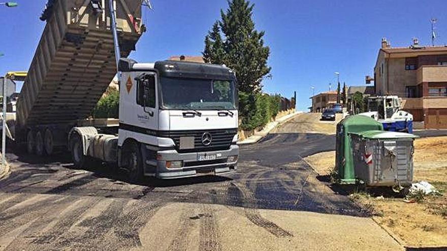 Imagen tomada el día en que se llevó a cabo la pavimentación de Catalanas y Zafra antes de las elecciones de 2015.