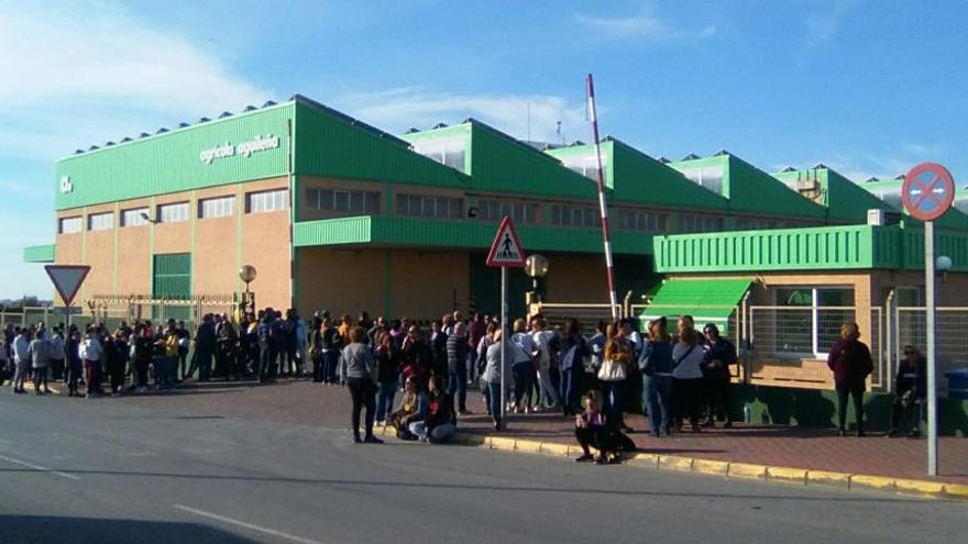 Los trabajadores, ante las puertas de la empresa en Águilas