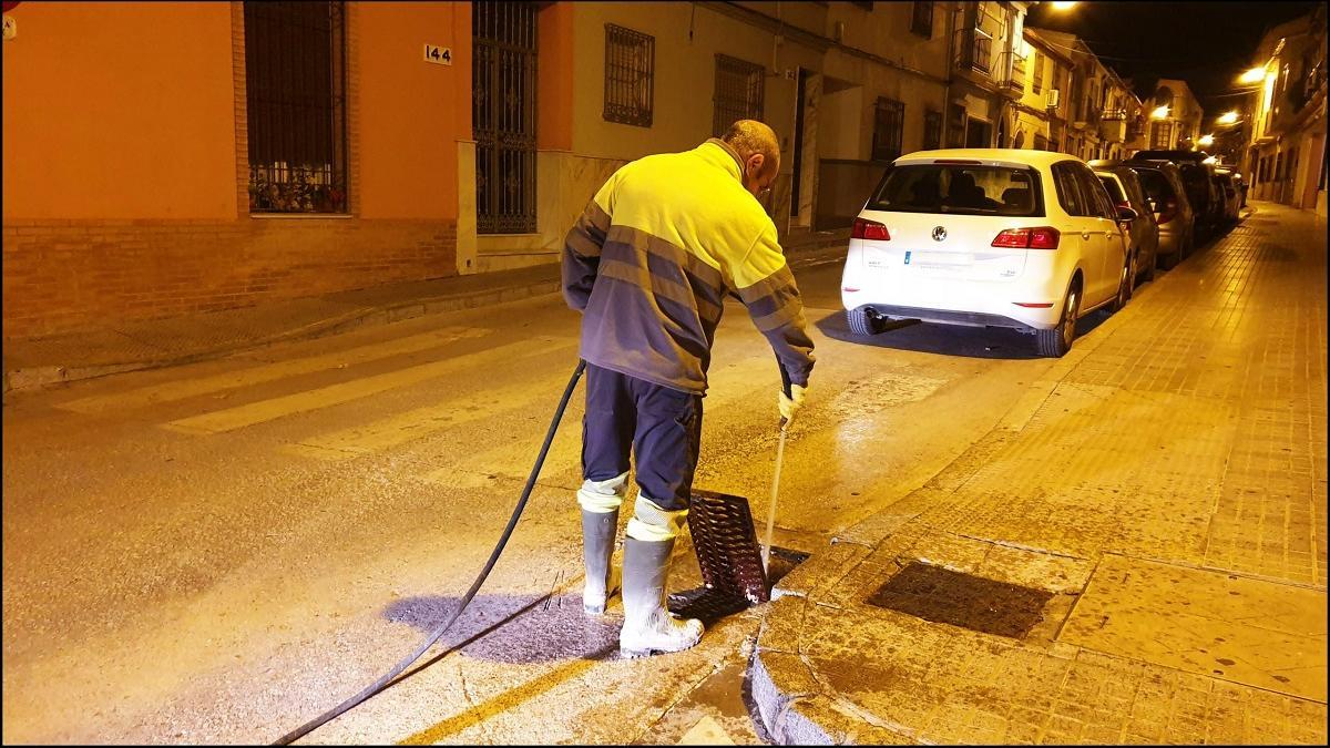 Un empleado realiza labores de limpieza viaria en Lucena.