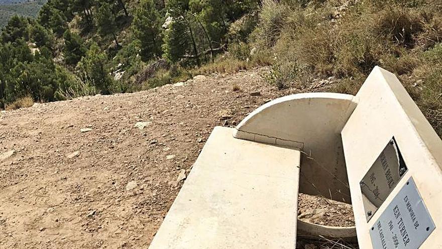 Dos placas en homenaje póstumo a dos británicos en el mirador del Xorret del Catí.