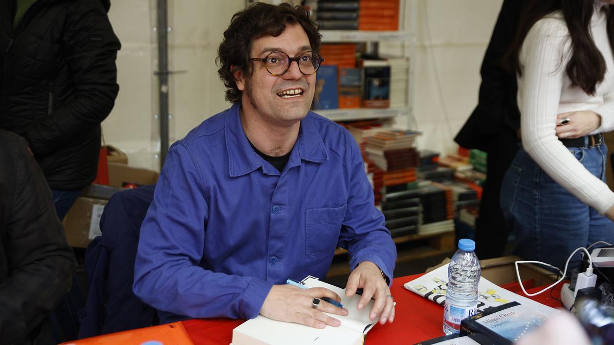 El escritor Miqui Otero durante la firma de libros en el día de Sant Jordi 2024