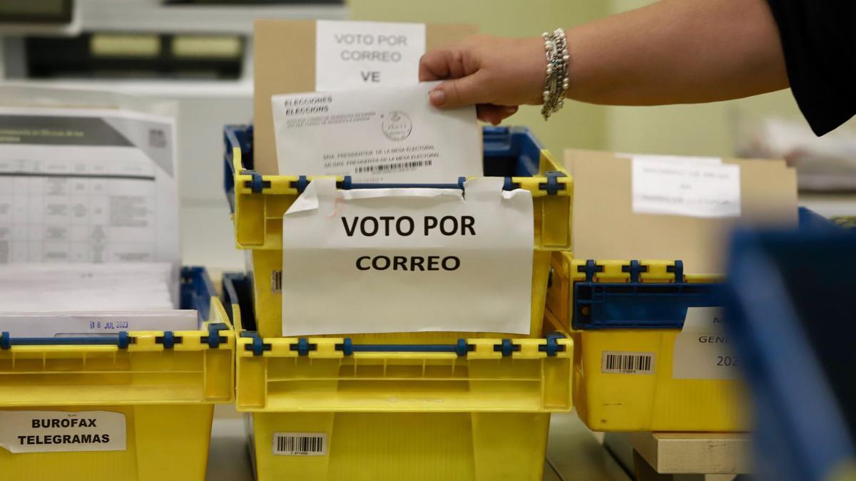 Correos recibe los últimos votos en Córdoba.