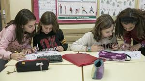 Estudiantes de la Escola del Mar de Barcelona hacen los deberes en el colegio.