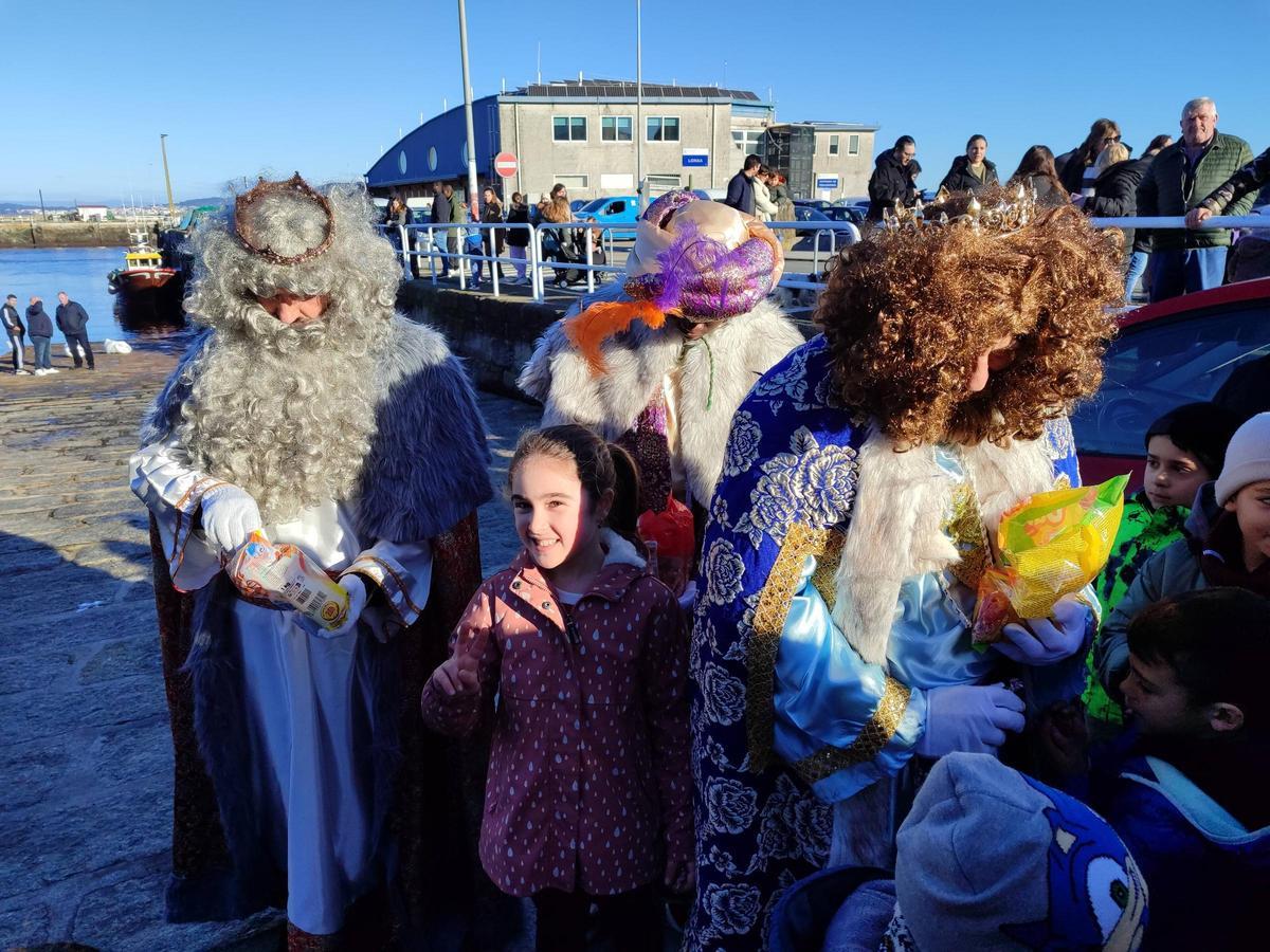 Los Reyes Magos llegan a Bueu por mar antes de la cabalgata de esta tarde