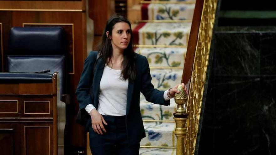 La ministra de Igualdad, Irene Montero, durante el pleno del Congreso. // Efe/Emilio Naranjo