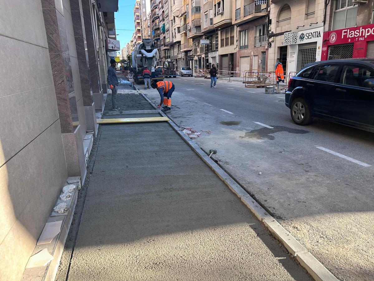 Las aceras de Ruperto Chapí se están renovando completamente en Elche