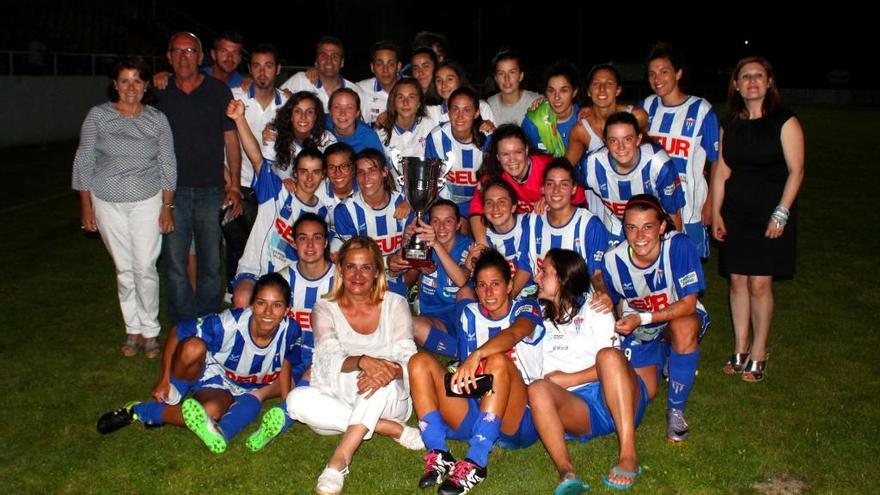 El equipo del Sárdoma, tras ganar la Copa Deputación.// FdV