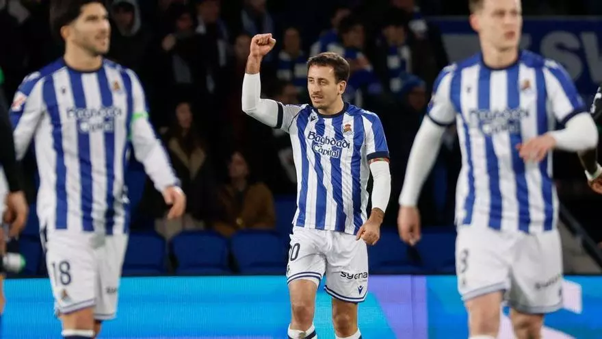 Oyarzabal no desaprovechó el error de defensa del Elche para anotar el segundo de la Real Sociedad