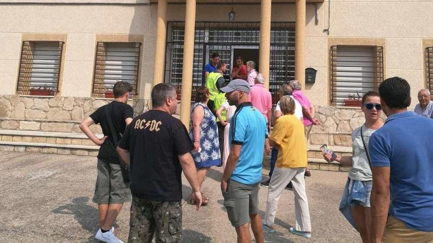 Vecinos y residentes en Terroso ayer ante el Ayuntamiento de Cobreros para reclamar mejor abastecimiento.