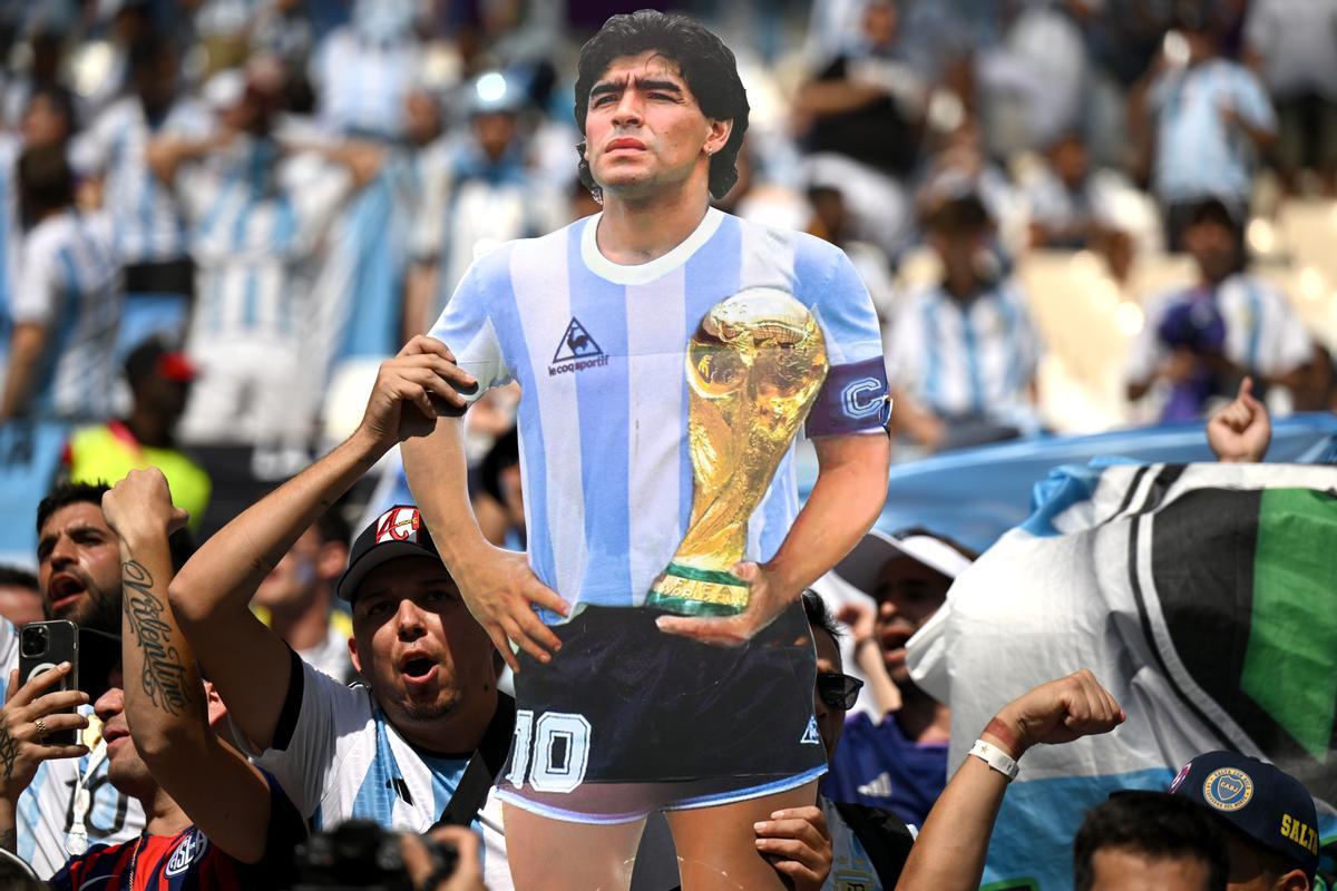 Aficionados argentinos sujetan una silueta de Maradona en el partido contra Arabia Saudí.