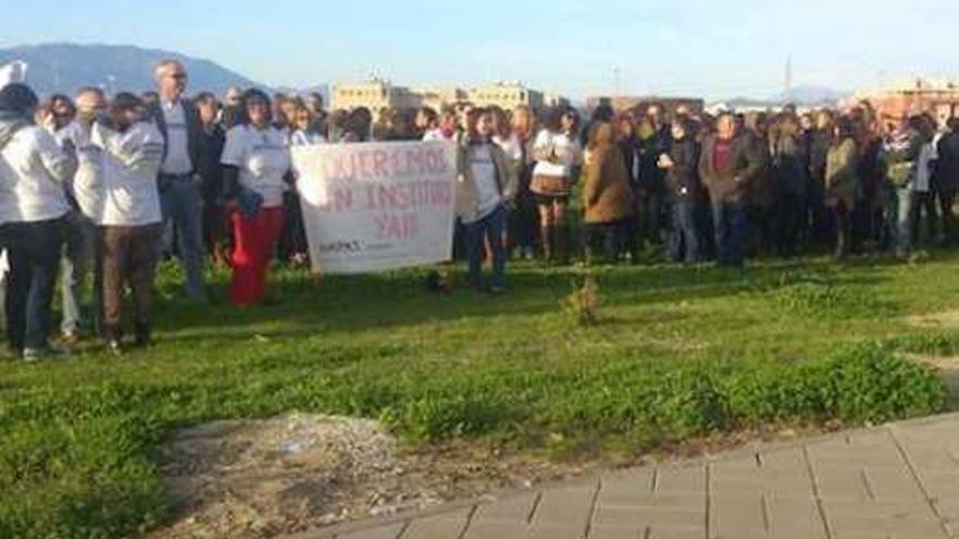 Concentración de padres en 2014 pidiendo la urgente construcción del instituto en Teatinos.