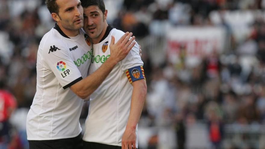 Rubén Baraja se abraza con David Villa.