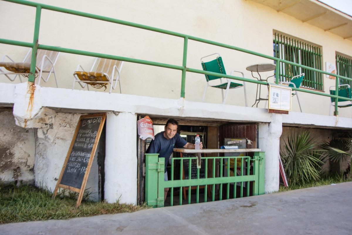 Lluís Rejat, asomando en el paseo marítimo de Badalona desde el sótano donde vende bebidas.