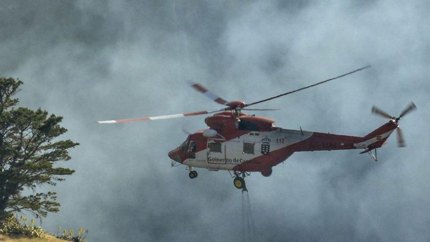 Un helicóptero actúa en un incendio en Gran Canaria.