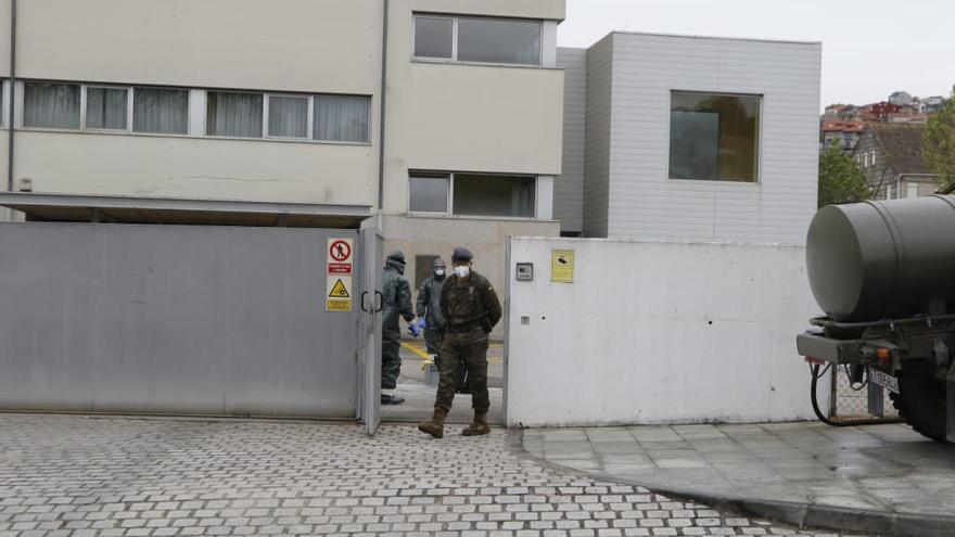 Efectivos militares en la residencia, esta mañana // Alba Villar