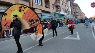 Fantasía y mucho color en el gran desfile de carnaval de Benavente