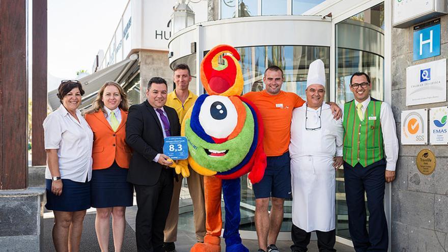 Equipo directivo de HD Parque Cristóbal Tenerife posando con  la mascota Chachi y el premio.