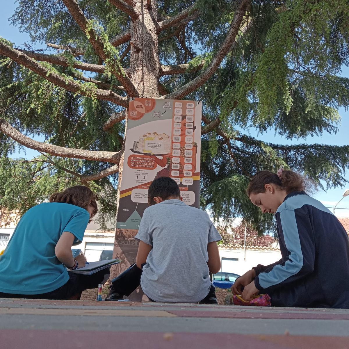 Actividad en la calle del colegio Santísima Trinidad.