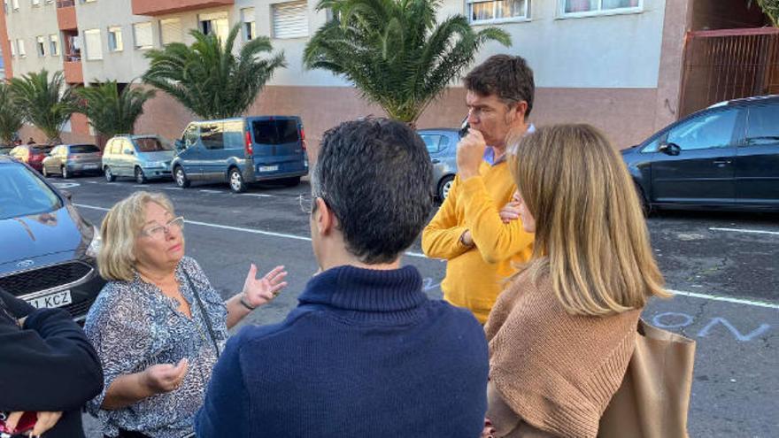 Los representantes del PP con una de las vecinas afectadas.