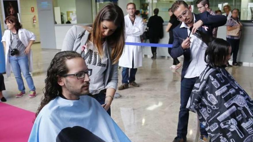 Jornada de corte de pelo solidario organizado el año pasado en el Hospital de la Ribera.