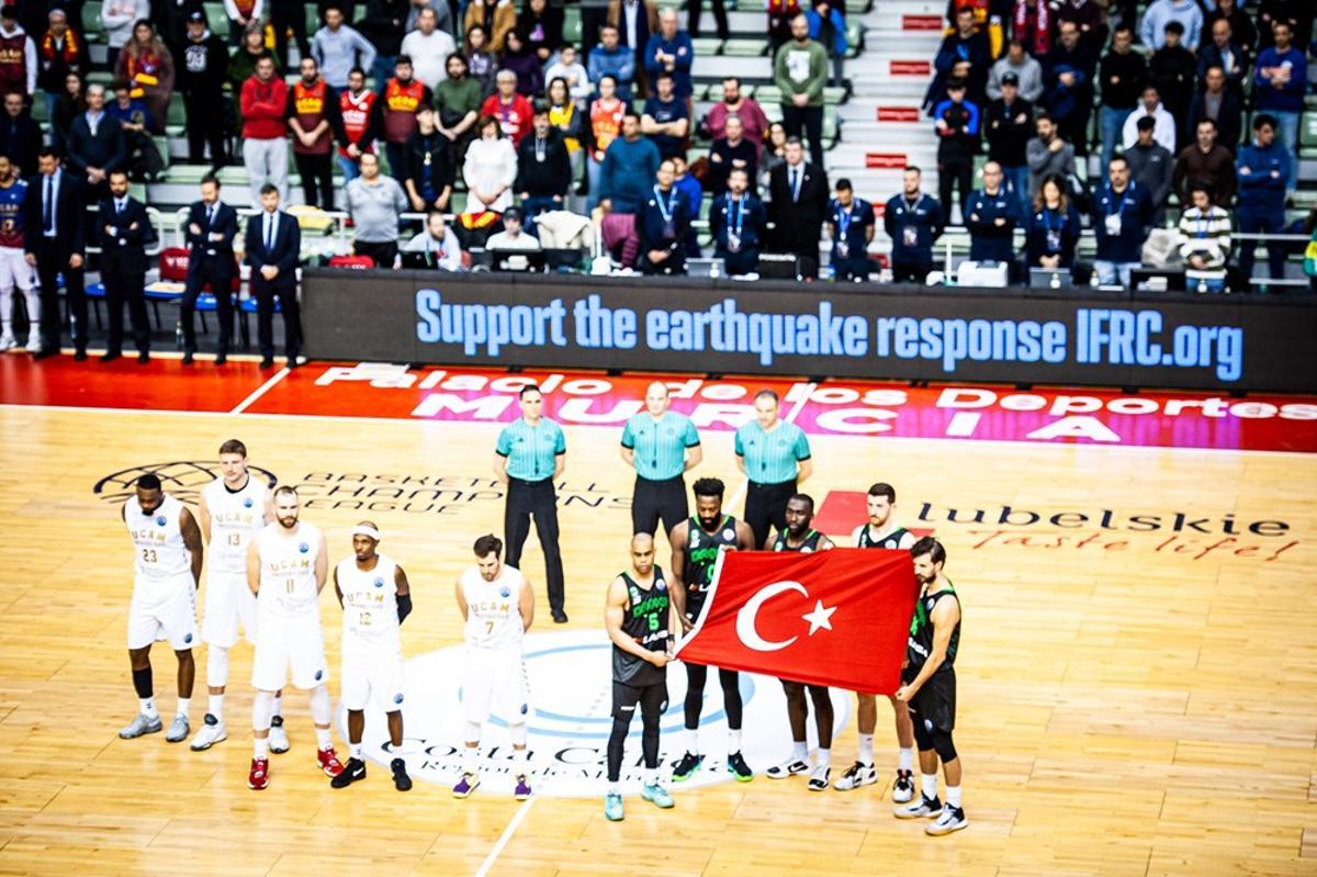 Minuto de silencio en el Palacio de los Deportes por las víctimas del terremoto en Turquía y Siria.