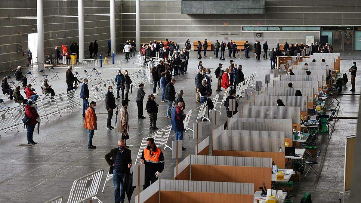 Interior del Recinto Ferial en la jornada de vacunación masiva de ayer.   | // GUSTAVO SANTOS