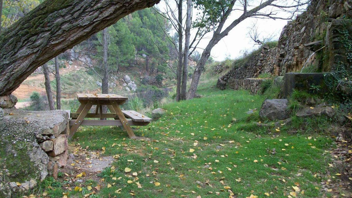 Rutas como la de la Font de la Ponsa llevan al visitante de les Useres por entornos únicos.