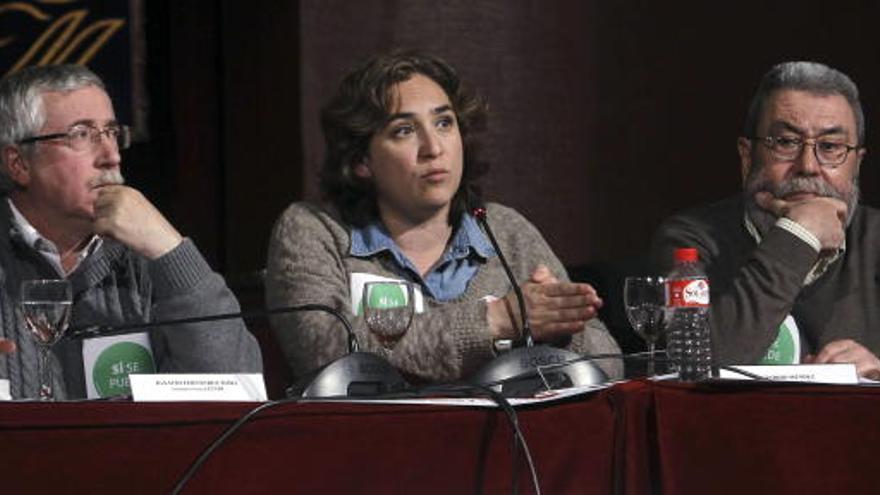 Colau junto a los secretarios generales de CC.OO y UGT.