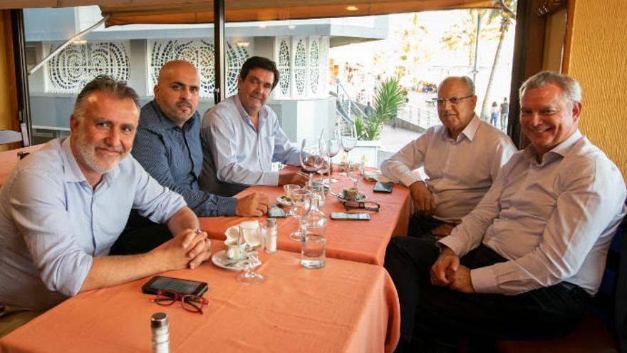 Ángel Víctor Torres (a la izquierda) en un restaurante de Las Canteras con Sebstián Franquis y Casimiro Curbelo (a la derecha) con dos miembros de ASG.